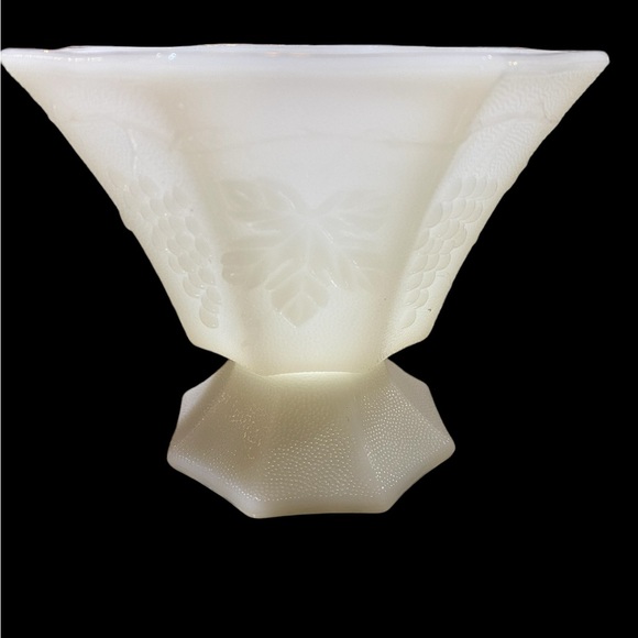 Vintage Fire King Anchor Hocking Milk Glass 'Grapes',  8-panel pedestal dish - Picture 4 of 7